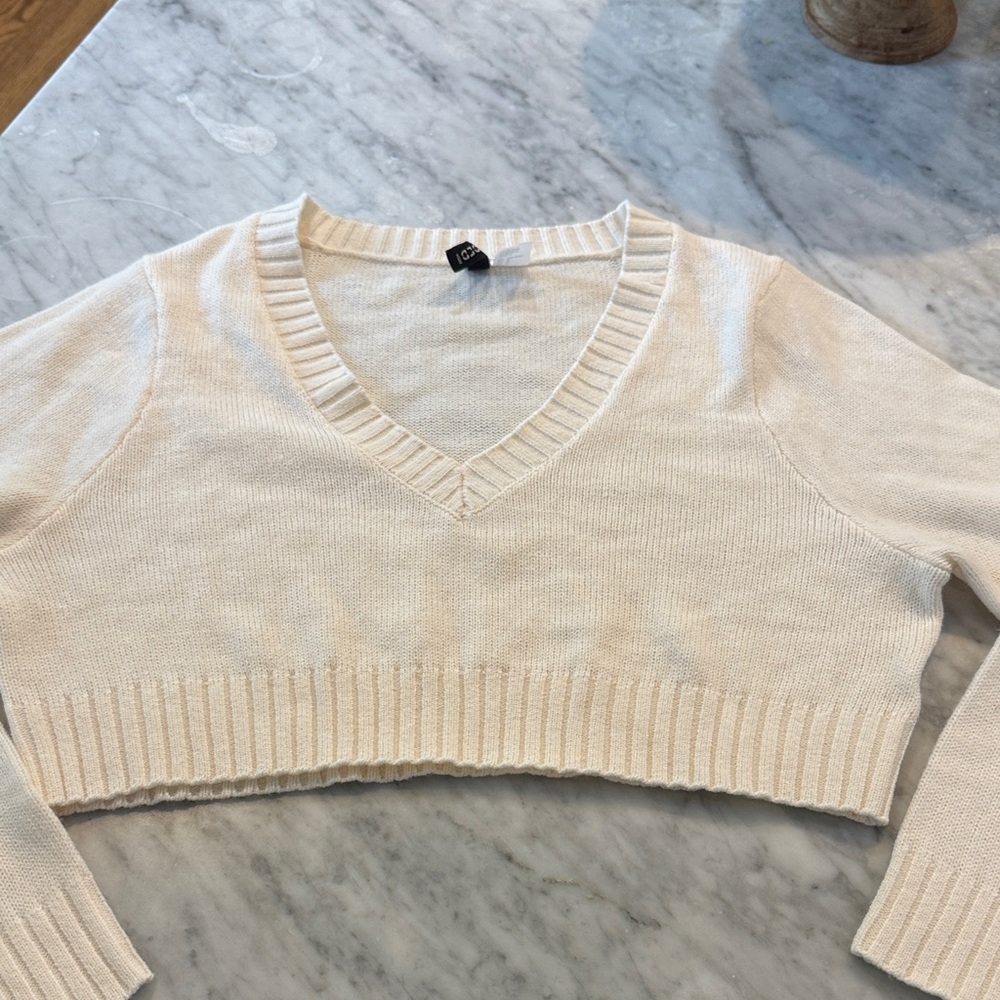 H&M Cream V-Neck Cropped Sweater